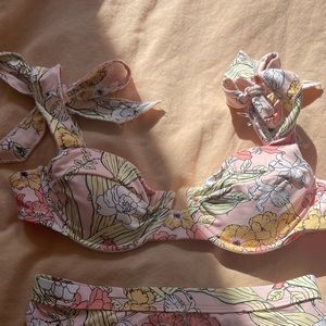 SMALL DIPPIN DAISY TOP ONLY BRAND NEW WITH TAG